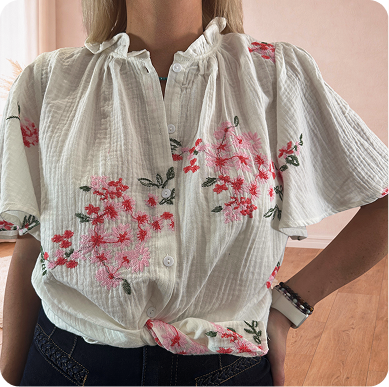 blouse blanche avec motif fleur